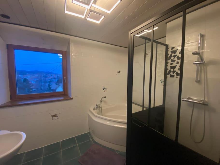 Logement Dans Maison + Exterieur Orchamps-Vennes Экстерьер фото